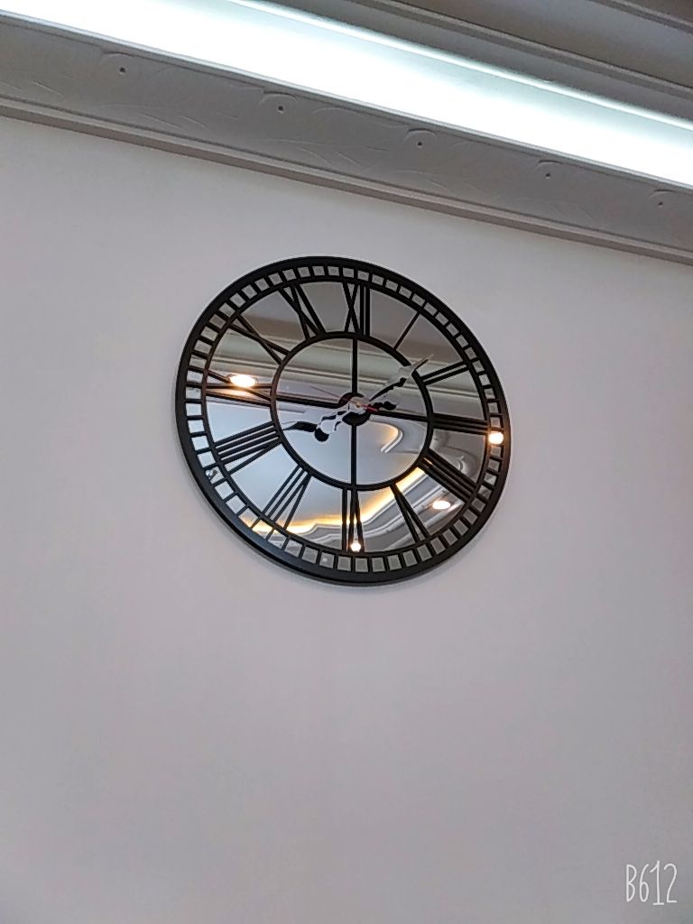 نمونه نصب شده ساعت دیواری طرح گراند مشکی